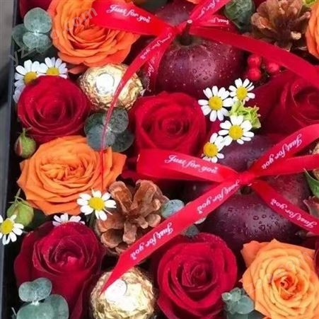 草莓水果礼盒 圣诞节花束 网红同款礼物 发光小香风 同城速递